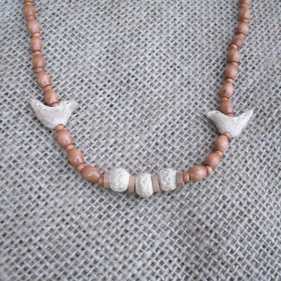 Vintage handmade necklace from 1980s. Made of various wood beads and metal seed - Picture 2 of 12